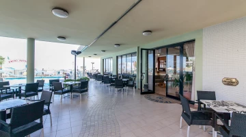 Ampia veranda vista piscina