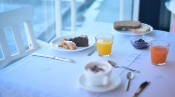 Colazione all'aperto vista mare