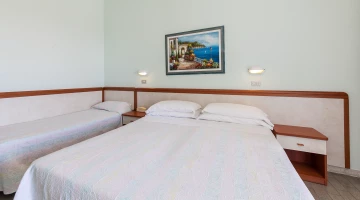 Camera tripla vista mare