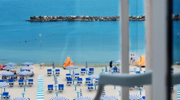 Guarda il mare direttamente dal letto della tua camera