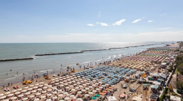 Ammira il mare dal balcone della tua camera