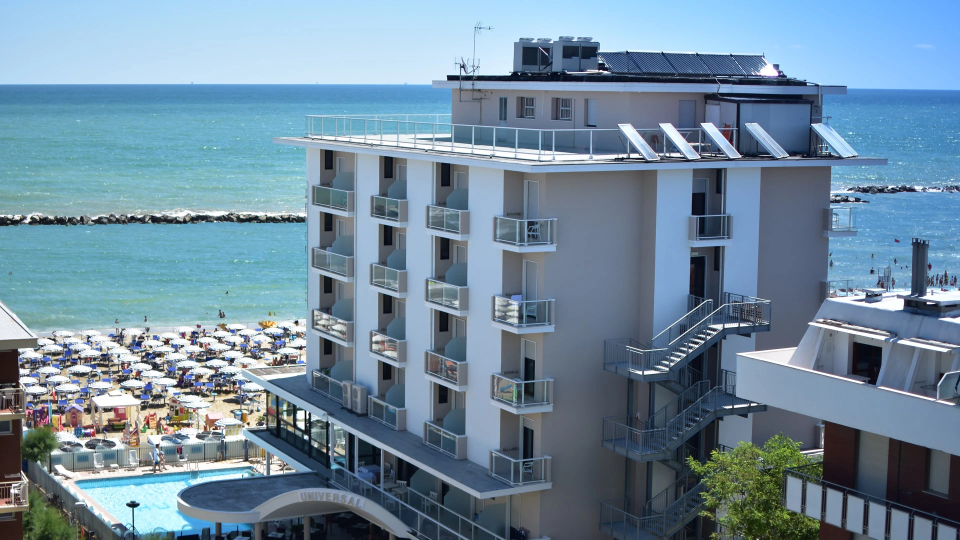 Ammira splendide albe direttamente sul mare