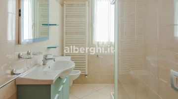 Salle de bain grande et lumineuse avec cabine de douche
