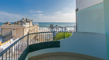 Ouvre les fenêtres et regarde la mer