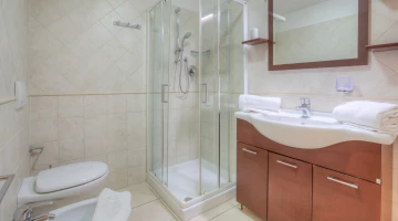 Grande salle de bain équipée de tout le confort