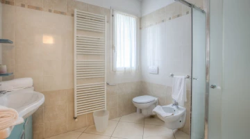 Grande salle de bain avec fenêtre