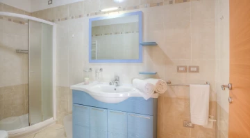 Grande salle de bain avec cabine de douche