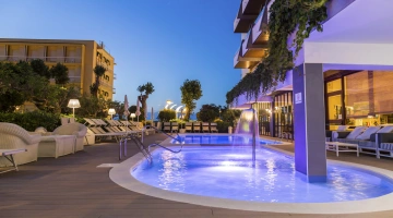 Rilassatevi di sera a bordo piscina per un ottimo cocktail