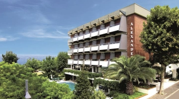 Rilassatevi di sera a bordo piscina per un ottimo cocktail