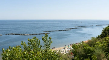Spiaggia di gabicce mare nella cornice del san bartolo