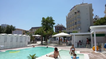 Hôtel sur la plage de Riccione, chambres face à la mer