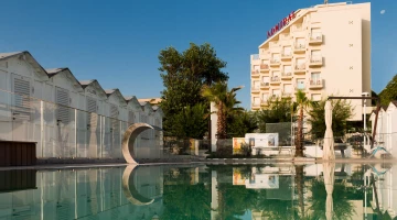 Hôtel face à la plage - piscine à prix réduit