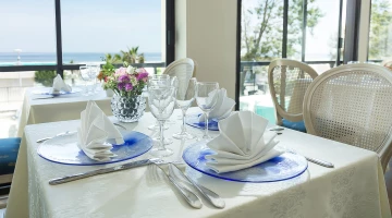 Salle de restaurant avec menu servi à table