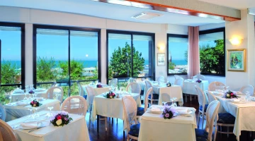 Salle de restaurant panoramique face à la plage