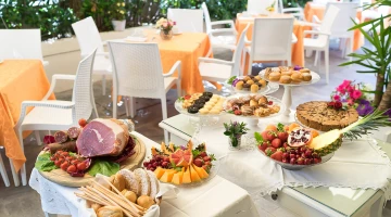 Petit-déjeuner sucré et salé dans le jardin
