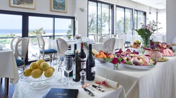 Hôtel avec cuisine romagnole et buffet de fruits et desserts