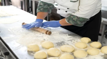 Préparation de la piadina romagnole