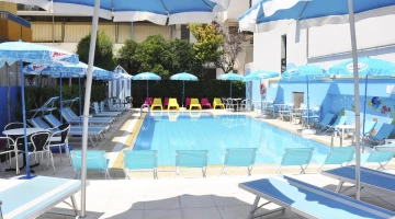 piscine extérieure avec transats et parasols