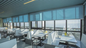 salle de petit-déjeuner panoramique face à la mer
