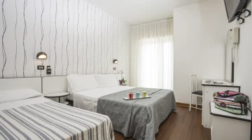 chambre triple avec vue latérale sur la mer