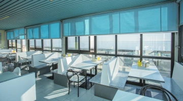 Salle de petit-déjeuner panoramique face à la mer