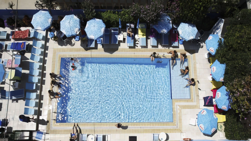 piscine et solarium équipé