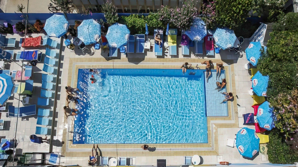 Piscine et solarium équipé