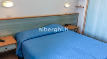 Schlafzimmer mit Doppelbett