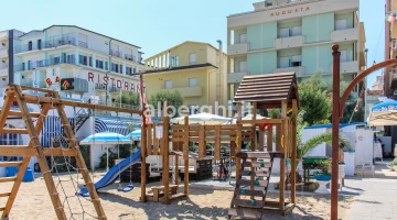Direkt am feinen Sandstrand