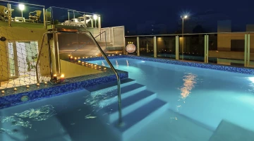 piscina di notte