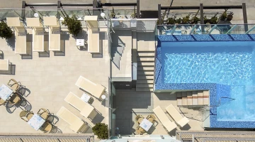 visuale della piscina e solarium dall'alta