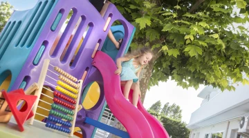 Bambini felici. giochi, baby club, serate di animazione