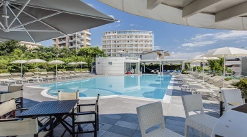 Blick auf den Pool, Barbereich