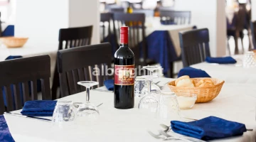 Eau et vin inclus aux repas