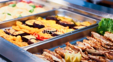 Menu de viande et de poisson servi sous forme de buffet