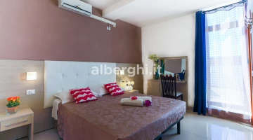 Les chambres disposent d&#39;un balcon, TV, climatisation, minibar, sèche-cheveux
