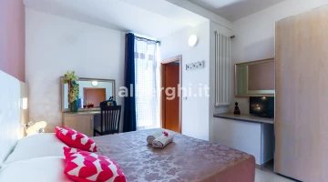 Les chambres disposent d&#39;un balcon, TV, climatisation, minibar, sèche-cheveux