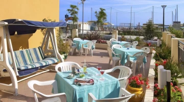Unsere Terrasse nur wenige Schritte vom Strand entfernt