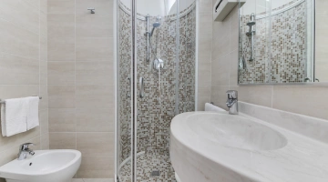 Renovierte Badezimmer mit Duschkabine