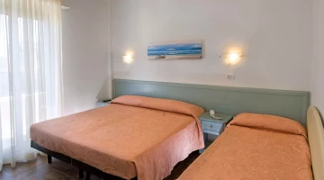 Chambre à trois lits via Dante