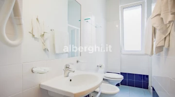 Salle de bain avec fenêtre et cabine de douche 80x80