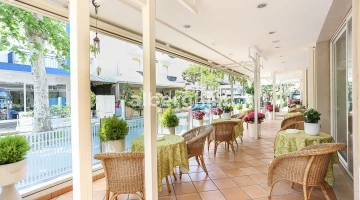 Veranda zum Frühstück am Morgen