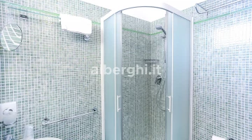 Badezimmer mit Duschkabine
