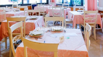 Frühstücksraum, Mittag- und Abendessen, helle Umgebung, geräumige Tische
