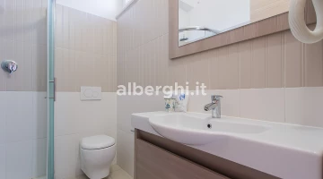 Badezimmer des Hotels Aurora mit Duschkabine