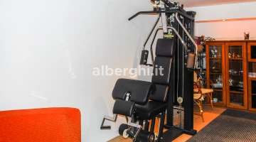 Großer Fitnessraum mit funktionellen Technogym-Geräten