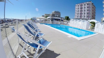 Piscine sur la plage partenaire