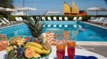 Aperitivo in piscina