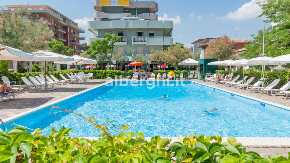 Piscina fronte mare