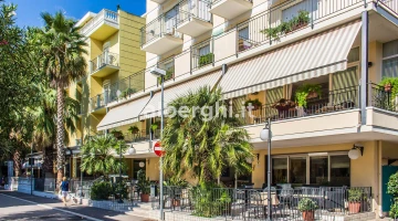 Facciata dell'albergo lato mare